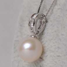 Gorgeous White Round 8.5-10.5mm Freshwater Natural Pearl Pendants